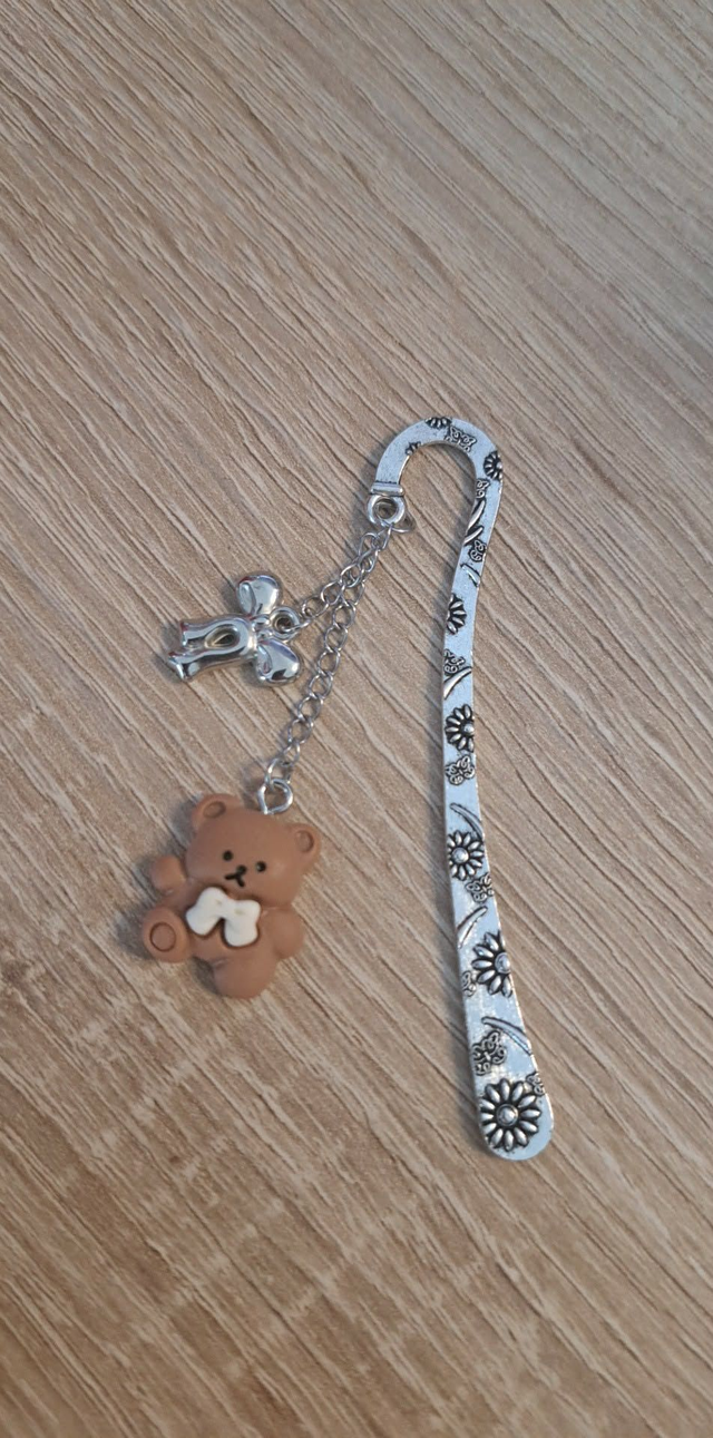 Marque-page métal argenté à motifs floraux avec ourson et noeud