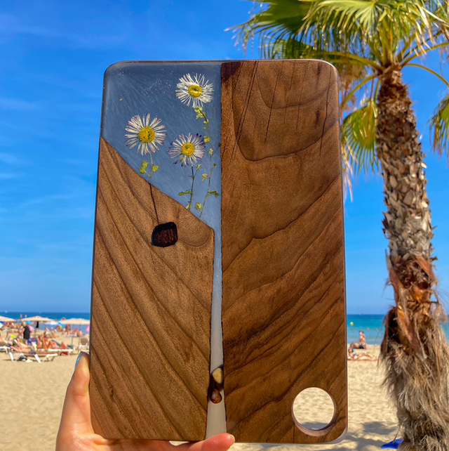 Wallnut Daisy transparent black serving and cutting board 