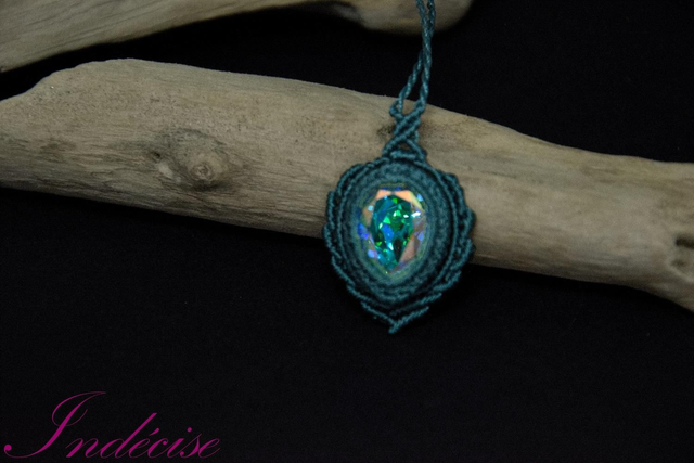 Collier Cristal serti en macramé bleu canard