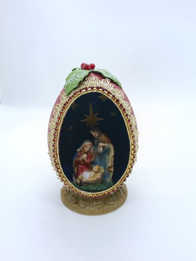 Burgandy nativity with holly leaves 