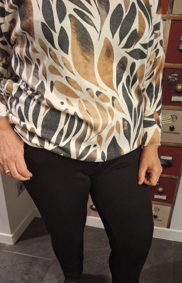 pull feuillage noir