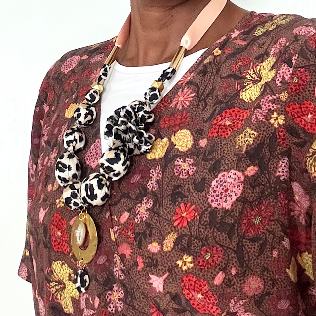 Collier textile à motifs 