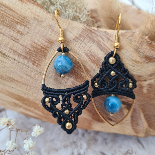Boucles d'oreilles asymétriques pendantes légères en macramé avec perles naturelles.