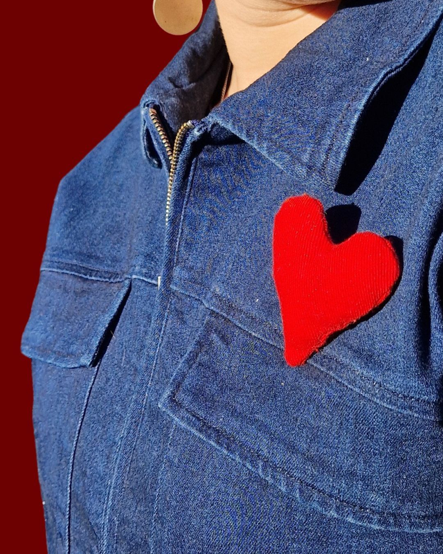Broche upcyclée cœur jean rouge