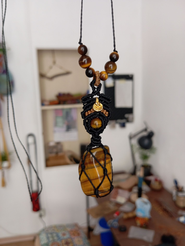 Ciondolo con occhio di tigre burattato