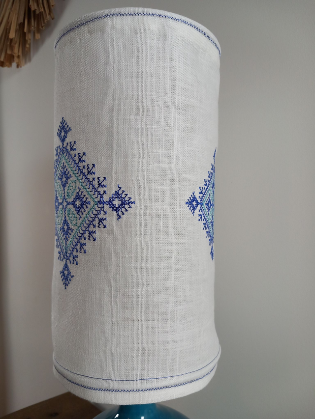 Lampe de table lin artisanale brodée d'un motif marocain - pied de lampe artisanal en céramique bleue Française