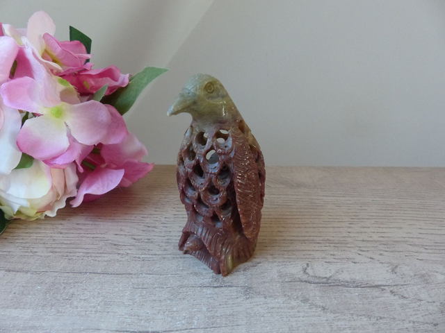 Figurine Maman Pingouine en Pierre Sculpté à la Main, Pingouin Undercut en Pierre, Sculpture Figurine Pingouin et son Bébé Artisanat d'Art