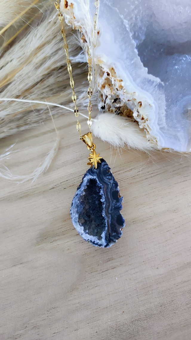Pendentif Agate brute avec inclusions 