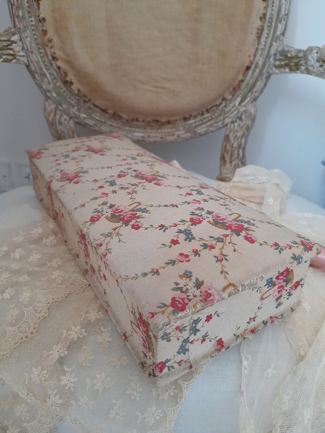 Boîte ancienne en tissu