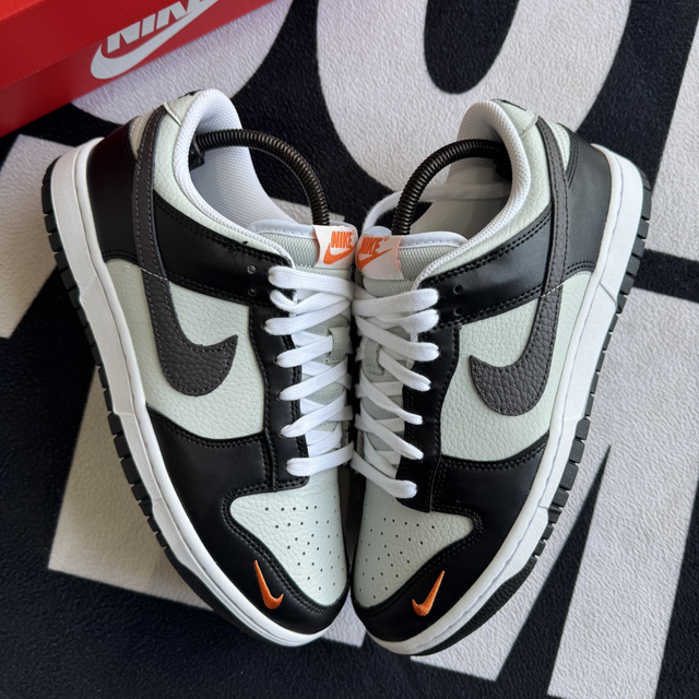 Nike Dunk Low Black Total Orange Mini Swoosh (Taille 42)