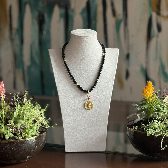 Collar Leone – Ónix & León Enchapado en Oro