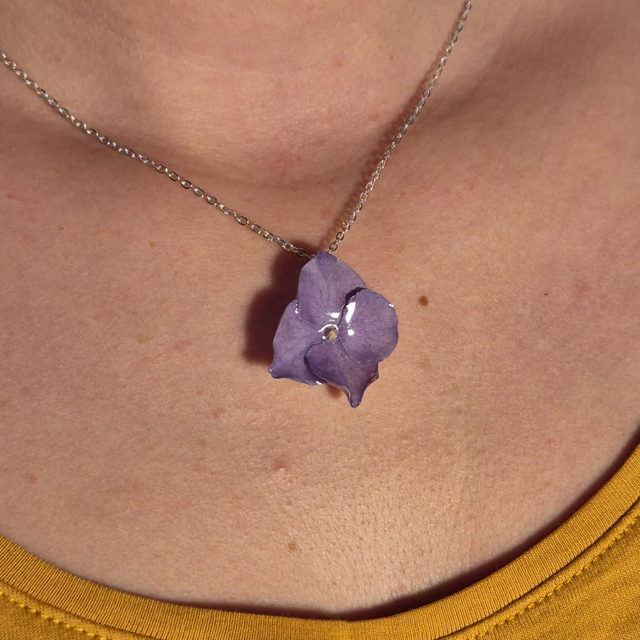 Pendentif Hortensia Argenté – Bijou floral fait main en résine brillante
