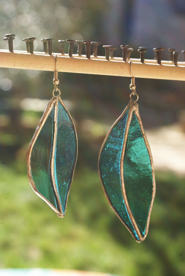 Boucles d&#039;oreilles en verres bleus, en Tiffany. 