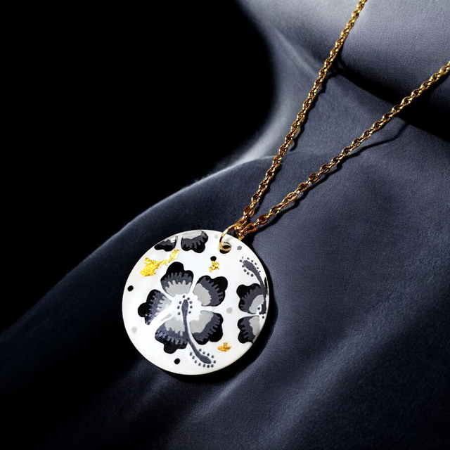 Collier dessiné Flora acier inoxydable noir nacre