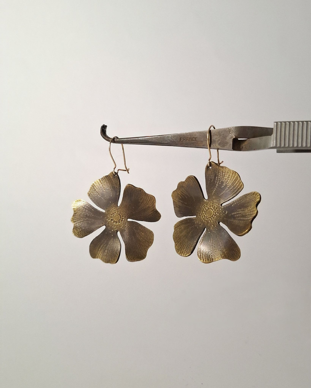 Boucles d'oreille Hibiscus - Laiton ciselé patiné
