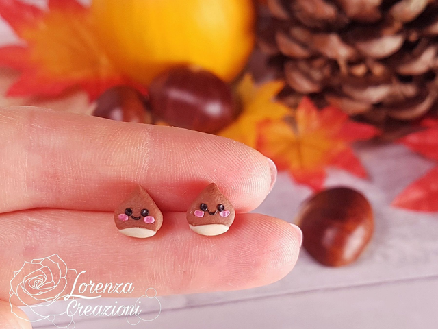 Orecchini a lobo artigianali castagna con visino kawaii, modellata e dipinta a mano in argilla polimerica