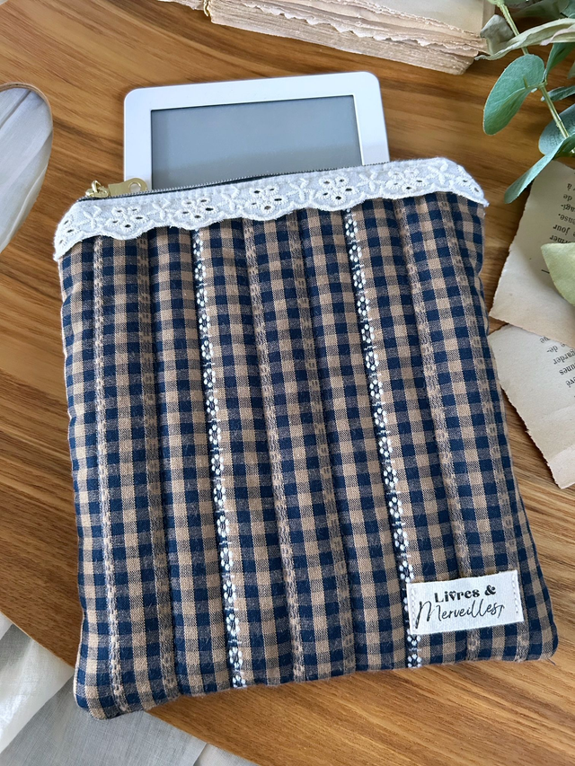 Pochette à liseuse Emily en vichy avec broderie anglaise