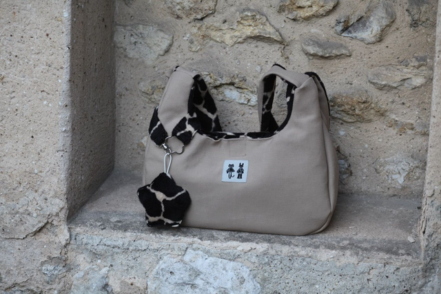 reversible shoulder bag - giraffe / camel creme