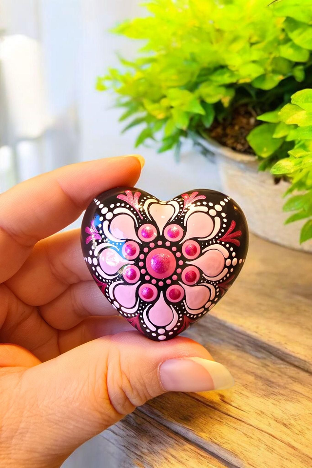 Petit coeur mandala rose et fuchsia metallisé en pointillisme, pierre de méditation, décoration