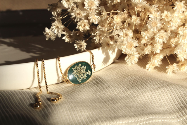 Bracelet vert avec de carottes sauvages naturelles 