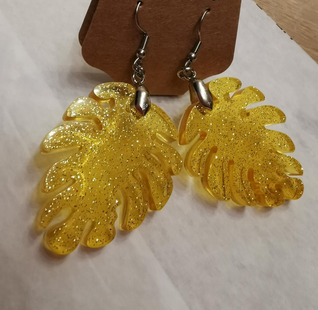 Boucles d&#039;oreilles feuilles jaunes