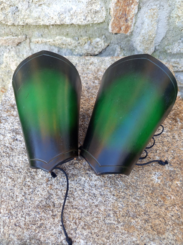 Canons d'avant-bras médiévaux verts et noirs