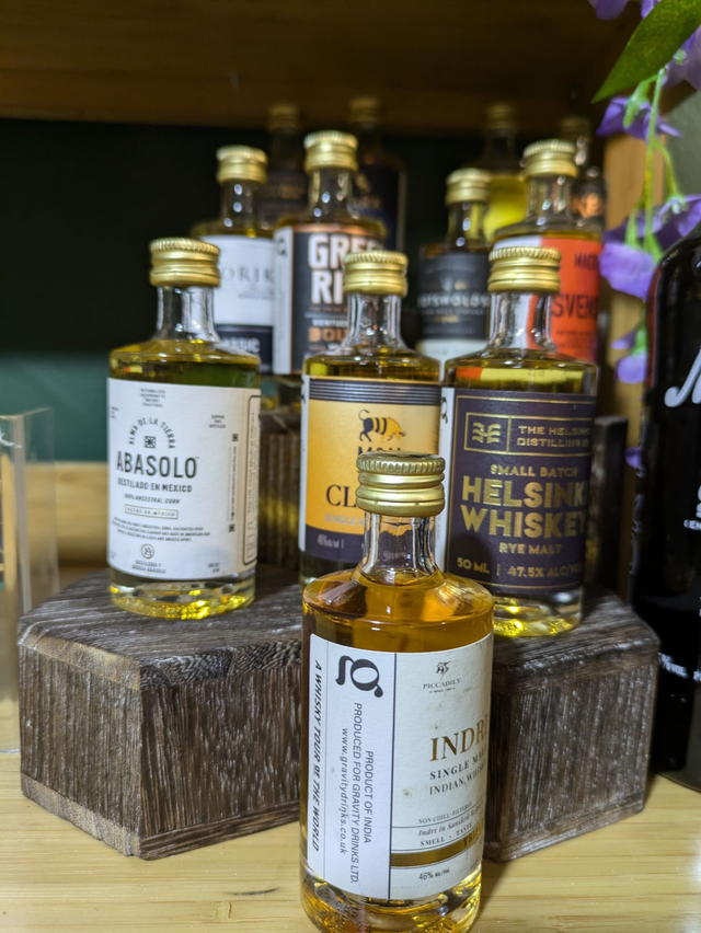 Whisky - 30cl world miniatures all different origins - price per bottle 