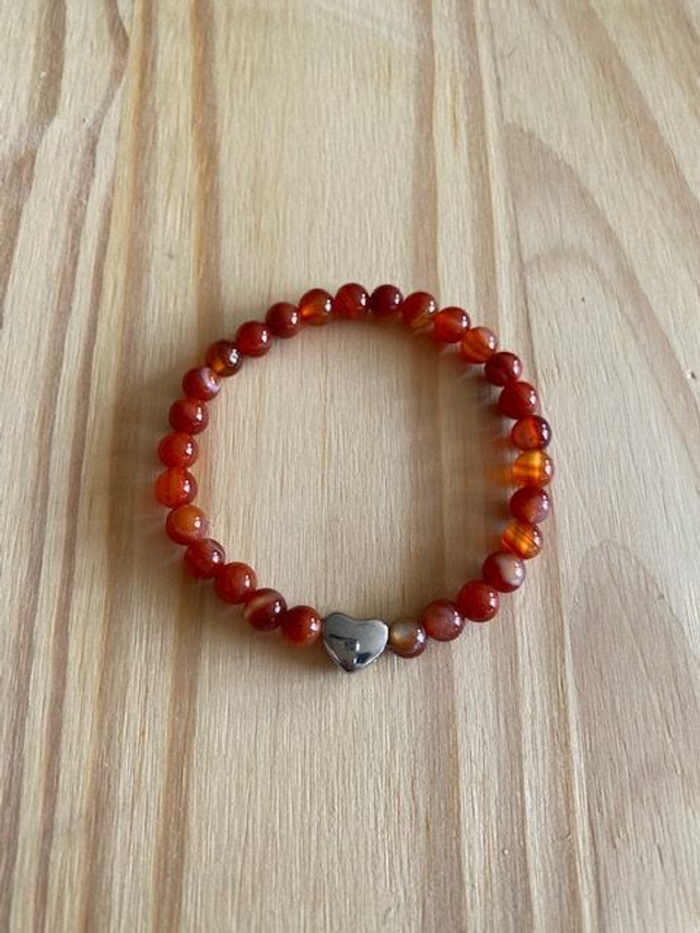 Bracelet élastique Agate Rouge de 6 mm et petit cœur inoxydable 