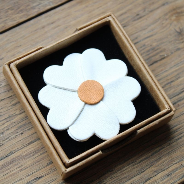Broche marguerite, cuir blanc et jaune 