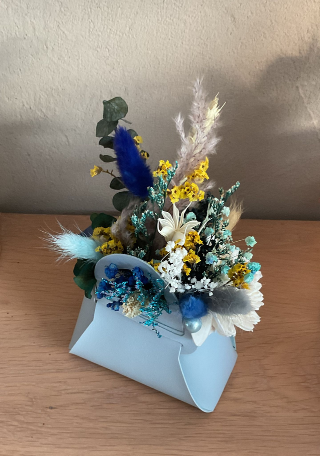 Composition florale mini sac à main bleu