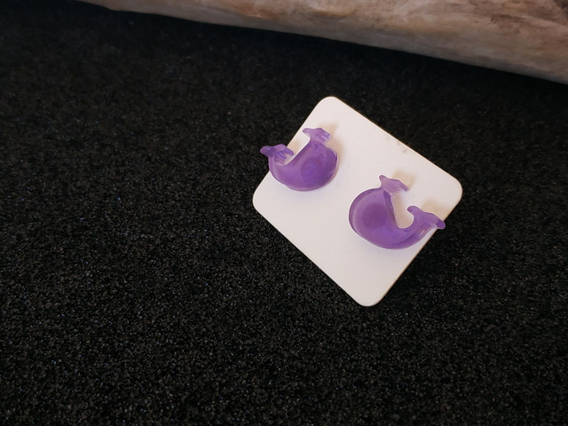 Boucles d'oreilles clous baleine violette