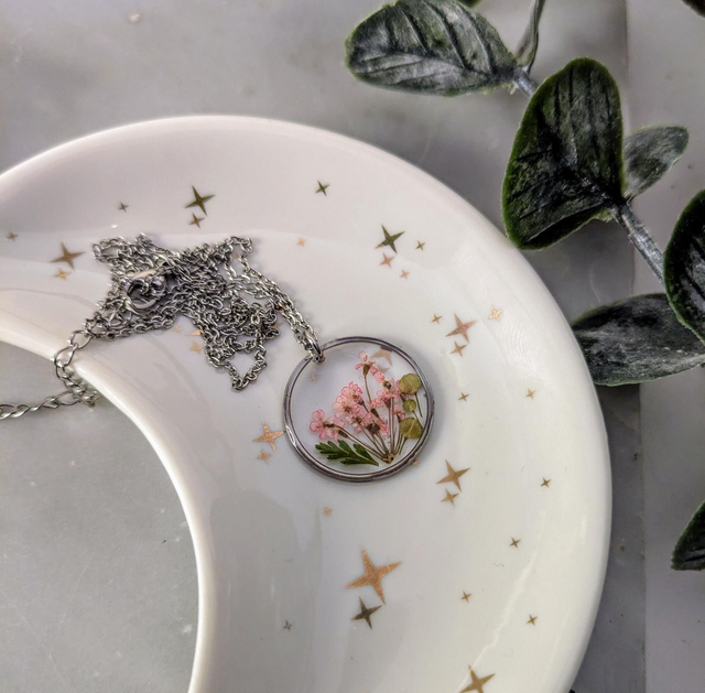 Colgante redondo con mini flores 