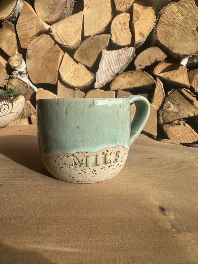 Keramikbecher „MILF“ – handgemacht & mintgrün 240ml