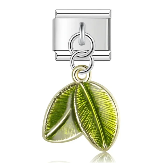 Charm con Hojas verdes colgantes