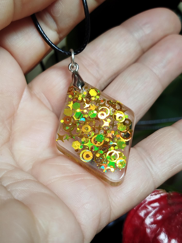 Pendentif jaune scintillant