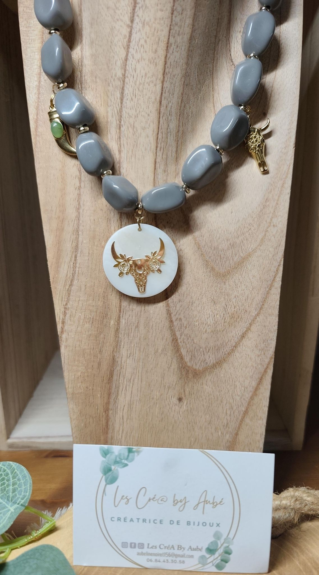 COLLIER PERLES/ BRELOQUES TETE DE TAUREAU 0000361