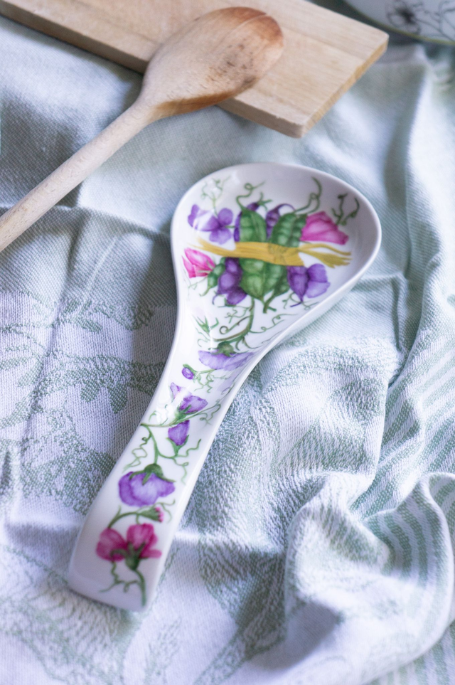 Repose-cuillère en porcelaine – Pois de senteur et haricots verts peints à la main – Décor floral champêtre, création unique