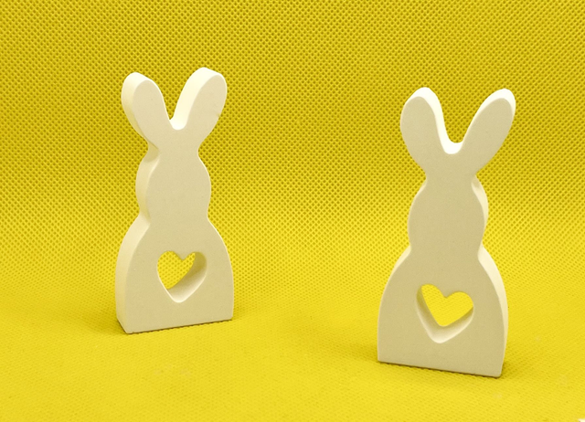 Zwei Kleine Hasen mit Herzöffnung aus Raysin