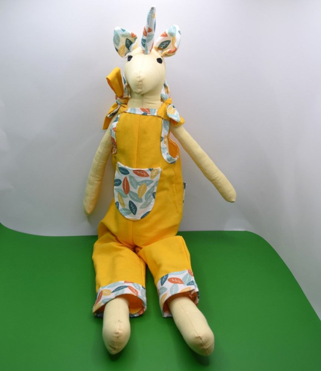 Einhorn Jenny mit Latzhose