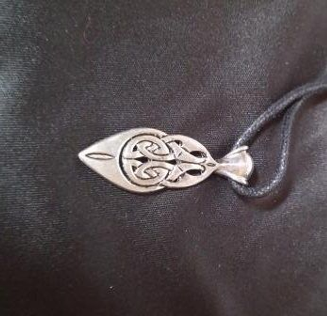 Pewter pendant (closed knot)