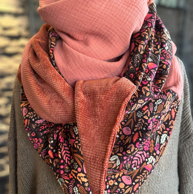 ÉCHARPE ROSE POUDRÉE – Collection Jardin Secret 