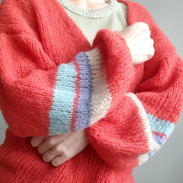 Handgebreid luxe damesvest in alpaca en zijde met ballonmouw