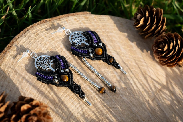 Boucles d&#039;oreilles en micro-macramé noir et perles Oeil de Tigre 