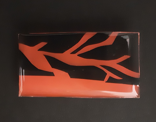 Broche rectangle moyen collection Floral fond rouge et incrustation motif végétal noir