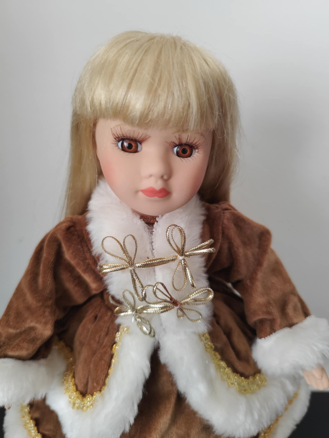Poupée porcelaine manteau marron 30 cm