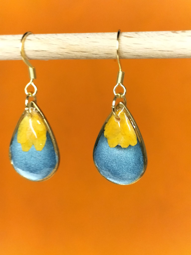 Boucles d&#039;oreilles gouttes fines, résine bleue et pétales jaunes