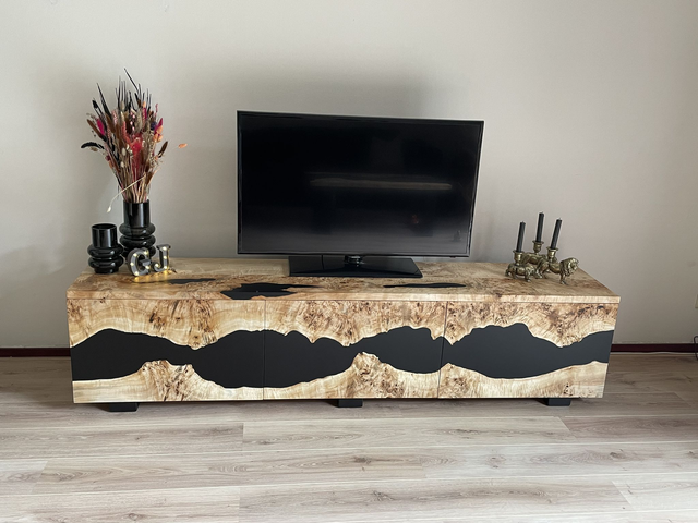 Mappa Burl en Zwarte Epoxy Tv-Meubel