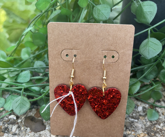 Boucles d’oreilles résine cœur rouge et doré