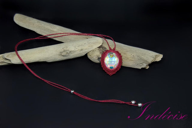  Collier ajustable cristal blanc AB serti macramé rouge