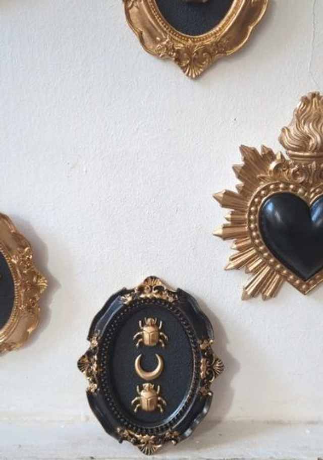 Cadre baroque noir vieilli scarabées + lune